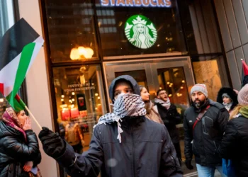 ستاربكس تتخبط تحت وطأة المقاطعة: تسريح 1100 موظف وسط أزمة متفاقمة
