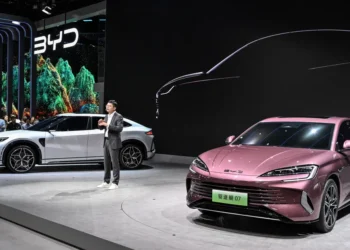 الصين تتصدر سباق السيارات الكهربائية بمبيعات قياسية في 2024