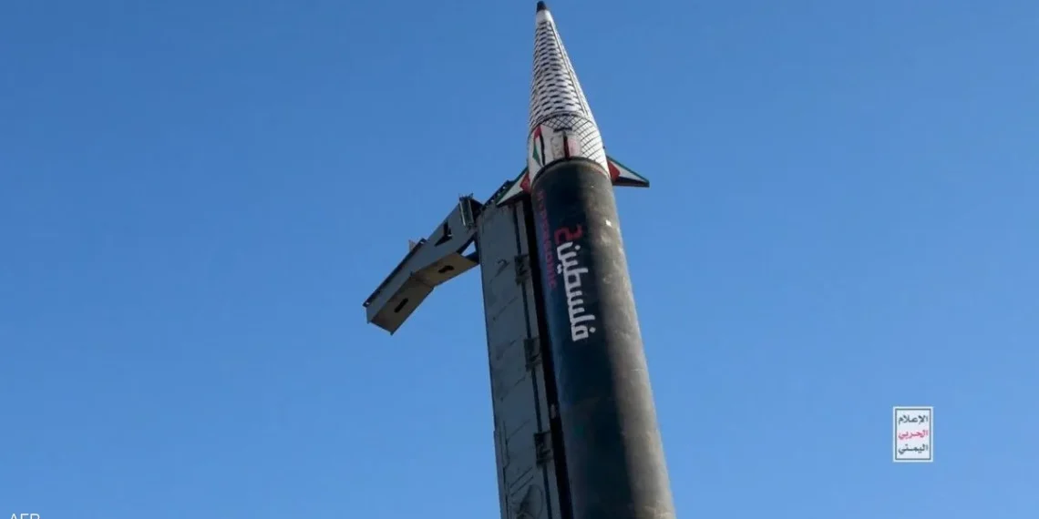 الحوثيون يصعدون: صاروخ باليستي يستهدف هدفًا عسكريًا جنوب تل أبيب