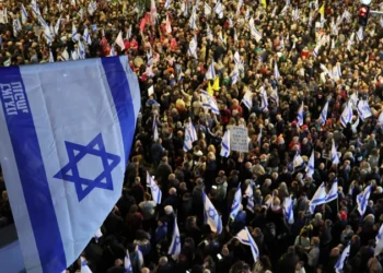 المعارضة تهدد بإضراب عام وأميركا تحذر رعاياها