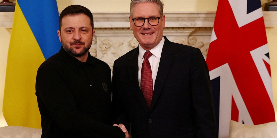 بريطانيا تستقبل زيلينسكي بحفاوة وتمنحه قرضًا ضخمًا لدعم كييف