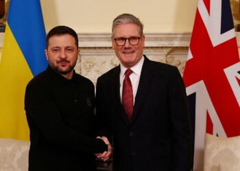 بريطانيا تستقبل زيلينسكي بحفاوة وتمنحه قرضًا ضخمًا لدعم كييف