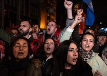 أزمة إسطنبول تتصاعد: إمام أوغلو ينفي التهم ومظاهرات حاشدة تجتاح المدن التركية