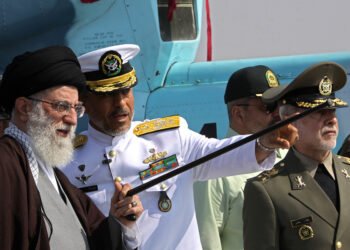 إيران تحذر من "فتن" أميركية وتحضّ الجوار على حماية سيادته