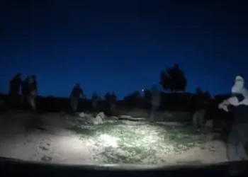 اعتداء مستوطنين على مخرج “لا أرض أخرى”.. واعتقاله داخل سيارة إسعاف