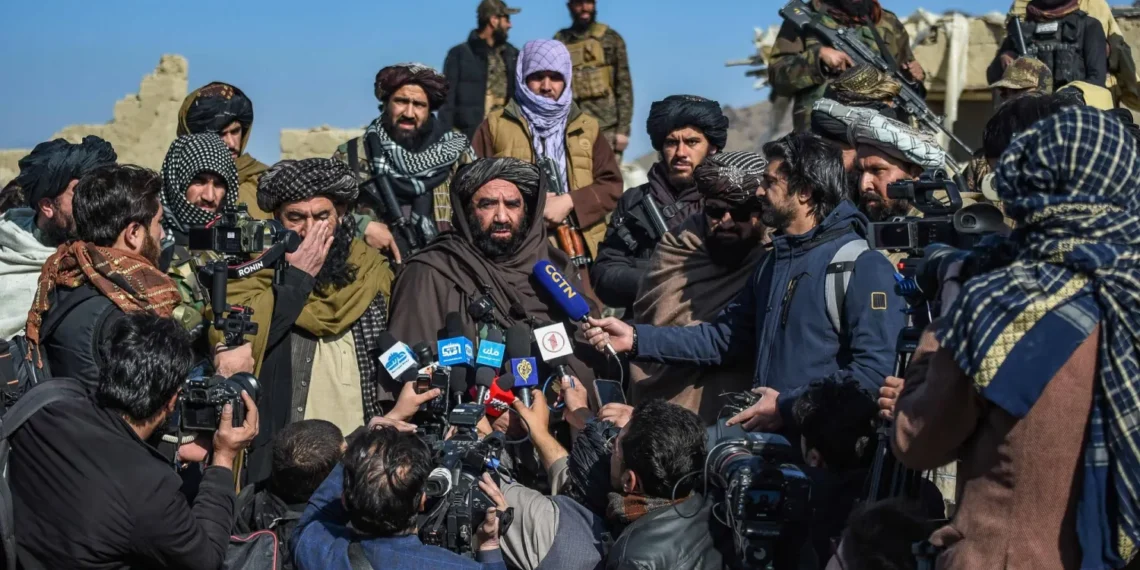 تصاعد العنف في باكستان: غارات جوية تقتل 11 شخصًا وسط مواجهات مع طالبان