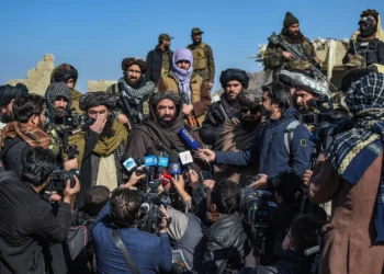 تصاعد العنف في باكستان: غارات جوية تقتل 11 شخصًا وسط مواجهات مع طالبان