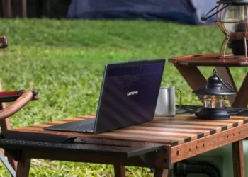 صورة توضح حاسوب Yoga Solar PC من لينوفو بالطاقة الشمسية - مصدر الصورة: Lenovo