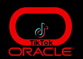 صورة توضح العلاقة بين أوراكل وتيك توك في إدارة البيانات الأمريكية والصفقة المحتملة بينهما
