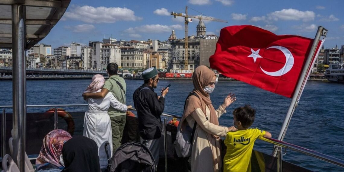التضخم في تركيا يتراجع إلى أدنى مستوى في عامين وسط توقعات بخفض الفائدة