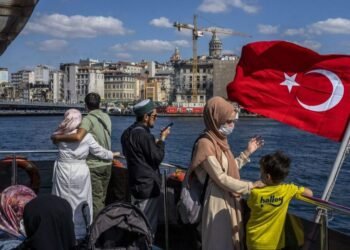 التضخم في تركيا يتراجع إلى أدنى مستوى في عامين وسط توقعات بخفض الفائدة