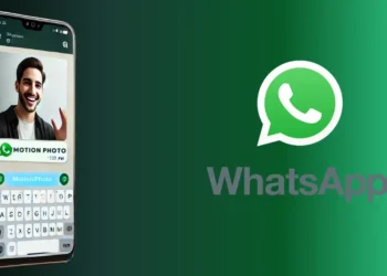 صورة توضح كيفية مشاركة الصور المتحركة في تطبيق واتساب مع الأصدقاء والعائلة.