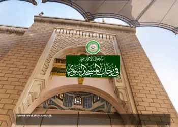 صورة توضح استخدام تقنيات الواقع الافتراضي والذكاء الاصطناعي لتحسين تجربة رمضان الروحية والدينية.