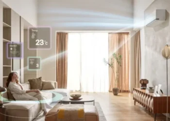 مكيف LG ARTCOOL AI Air بتصميم زجاجي أسود أنيق مع شبكة هوائية لتحسين توزيع الهواء وتوفير الطاقة باستخدام الذكاء الاصطناعي - مصدر الصورة: LG