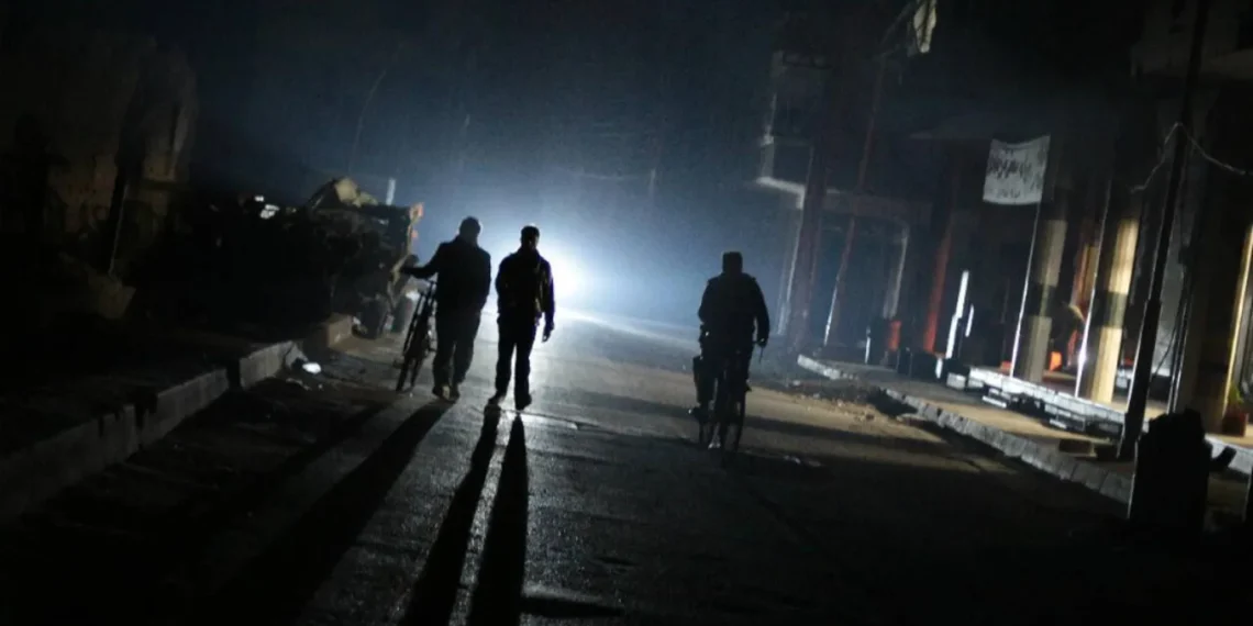 سوريا تغرق في الظلام: انقطاع كهربائي شامل وجهود لإعادة التيار تدريجياً