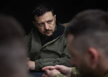 زيلينسكي يتهم موسكو بالتلاعب ويحتفي بضربات موجعة لقادة روس