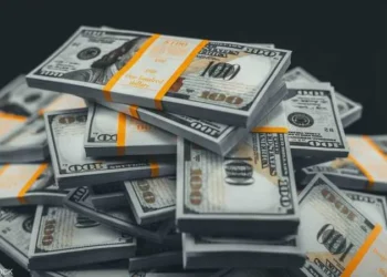 هل سيخفض ترامب قيمة الدولار؟ وما تأثير ذلك على العالم العربي؟