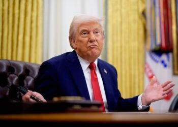 ترامب يلوّح بالخيار العسكري ضد إيران قبل محادثات روما