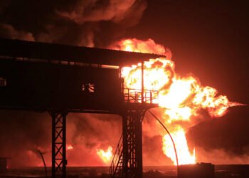 الدم والنار في رأس عيسى: ضربة أميركية تودي بحياة 38 يمنياً وتثير عاصفة إدانة