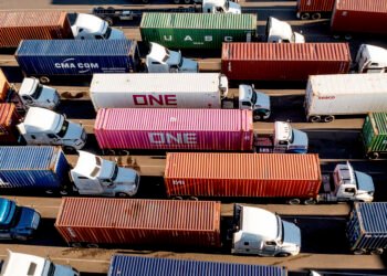 "حرب الرسوم الجمركية: هل تدفع العالم إلى ركود اقتصادي جديد؟"