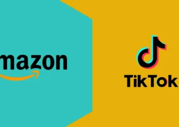 شعار أمازون وتيك توك مع خلفية توضح مفاوضات الاستحواذ قبل الموعد النهائي للحظر الأمريكي