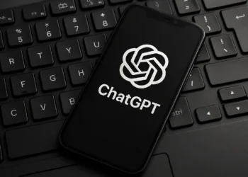 صورة تعبر عن تحديث GPT-4o مع شعار Chatgpt