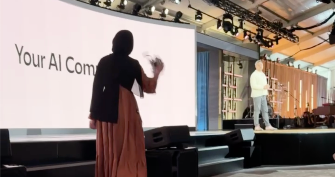 موظفة في مايكروسوفت تحتج ضد استخدام تقنيات الذكاء الاصطناعي في الحروب خلال احتفالية الشركة