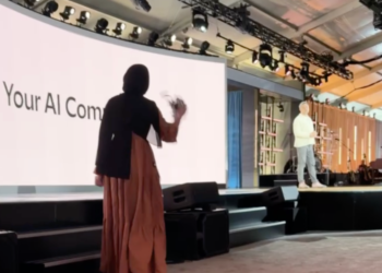 موظفة في مايكروسوفت تحتج ضد استخدام تقنيات الذكاء الاصطناعي في الحروب خلال احتفالية الشركة