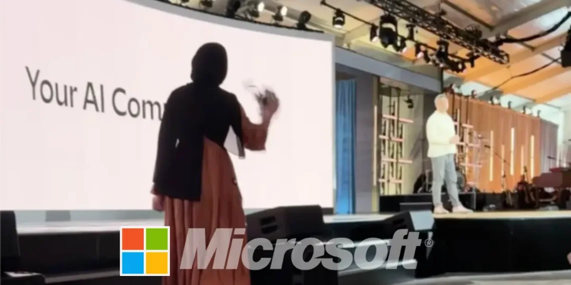 ظفة تحتج أمام منصة في فعالية تابعة لمايكروسوفت اعتراضًا على استخدام الذكاء الاصطناعي في الصراعات العسكرية