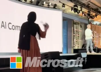 ظفة تحتج أمام منصة في فعالية تابعة لمايكروسوفت اعتراضًا على استخدام الذكاء الاصطناعي في الصراعات العسكرية