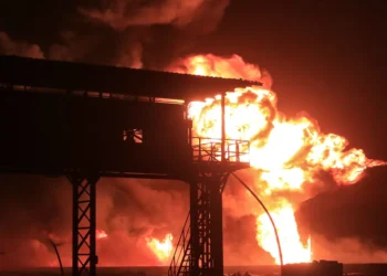 "ضربة موجعة على شريان الحياة: كيف يهدد تدمير ميناء رأس عيسى اقتصاد اليمن