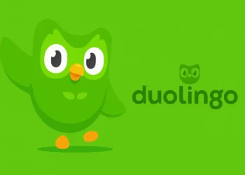 صورة تعبيرية توضح اعتماد دولينجو على الذكاء الاصطناعي بدلاً من المتعاقدين لتسريع إنشاء المحتوى التعليمي.