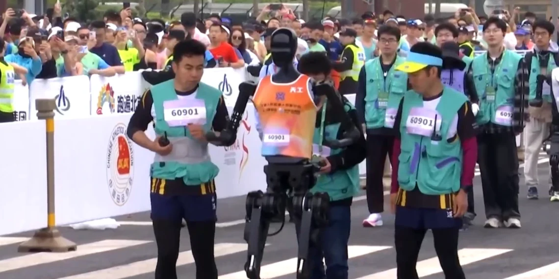 روبوتات بشرية تركض بجانب عدائين بشر خلال سباق نصف ماراثون في بكين