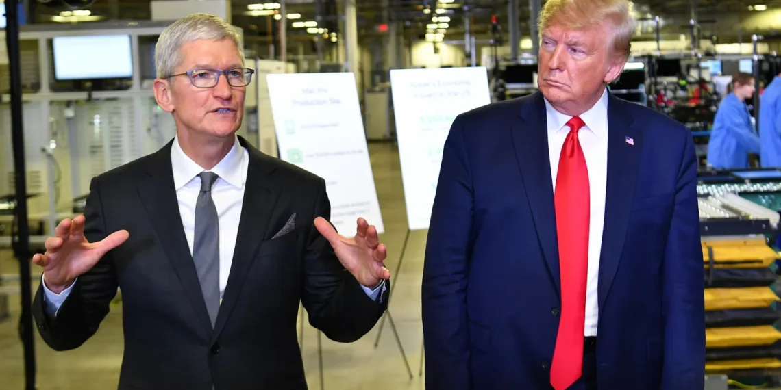 الرئيس دونالد ترامب والرئيس التنفيذي لآبل تيم كوك يتحدثان للصحافة خلال جولة في منشأة تصنيع حواسيب ماك.