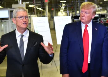 الرئيس دونالد ترامب والرئيس التنفيذي لآبل تيم كوك يتحدثان للصحافة خلال جولة في منشأة تصنيع حواسيب ماك.