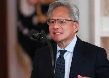 جنسن هوانغ، الرئيس التنفيذي لشركة Nvidia، في إطار دعم مشروع مركز بيانات Stargate الإمارات (CNBC)