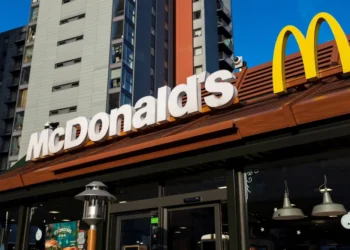 ماكدونالدز تتراجع عالميًا: ضغوط اقتصادية ومقاطعات شعبية تهز عرش الوجبات السريعة