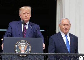 توتر خلف الكواليس: كيف أطاح تنسيق والتز مع نتنياهو بمستشار ترامب للأمن القومي؟