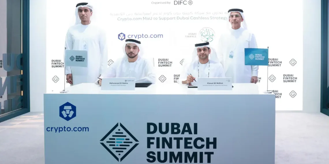 صورة لتوقيع اتفاقية بين دائرة المالية في دبي ومنصة Crypto.com لدعم استراتيجية دبي اللانقدية باستخدام العملات الرقمية - مصدر الصورة: المكتب الاعلامى لدبي