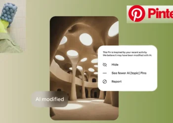 واجهة تطبيق Pinterest تظهر منشورات متنوعة مع ظهور وسم "تم تعديله" على إحدى الصور لتوضيح تصنيف المحتوى
