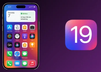 صورة توضح واجهة iOS 19 على آيفون مع عرض مميزات البطارية والكاميرا والذكاء الاصطناعي الجديدة