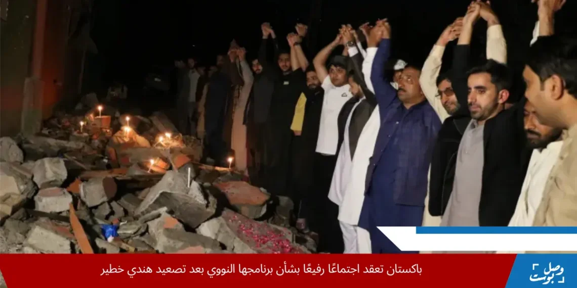 صورة لوقفة احتجاجية بالشموع أمام أنقاض مسجد بلال في مظفر آباد، عاصمة الشطر الباكستاني من كشمير، عقب الدمار الناتج عن الغارة الصاروخية الهندية (الأوروبية)