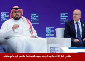وزير المالية التركي محمد شيمشك ووزير الاقتصاد السعودي فيصل الإبراهيم يتحدثان خلال جلسة نقاشية في منتدى قطر الاقتصادي حول التحولات الاقتصادية الإقليمية