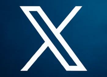 صورة تعبر عن ميزة XChat في منصة X تظهر خيارات التشفير والمحادثات الجماعية ضمن تصميم عصري