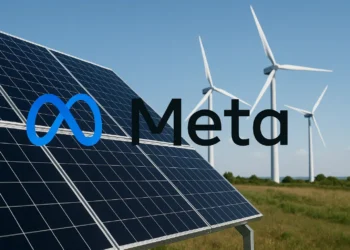 ألواح شمسية وطواحين هوائية لتوليد الطاقة النظيفة، مع شعار شركة ميتا