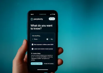 هاتف سامسونج يعرض شاشة رئيسية تحتوي على تطبيق Perplexity المدعوم بتقنيات الذكاء الاصطناعي