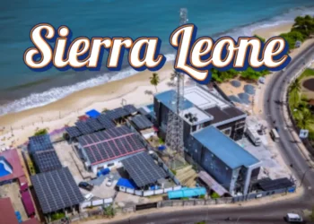 منظر جوي لموقع على شاطئ فريتاون في سيراليون يظهر منشآت تعمل بالطاقة الشمسية ضمن مشروع أول شبكة للجيل الخامس (5G)