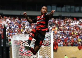 والاس يان لاعب فلامنغو يحتفل بتسجيل الهدف الثالث خلال فوز فلامنغو البرازيلي على تشيلسي في كأس العالم للأندية