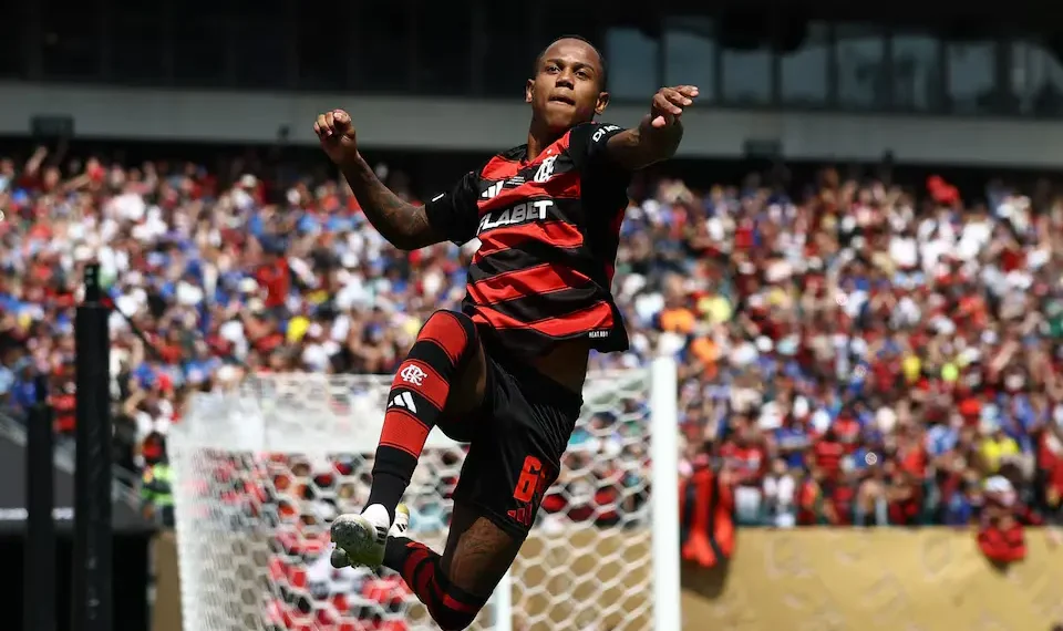 والاس يان لاعب فلامنغو يحتفل بتسجيل الهدف الثالث خلال فوز فلامنغو البرازيلي على تشيلسي في كأس العالم للأندية