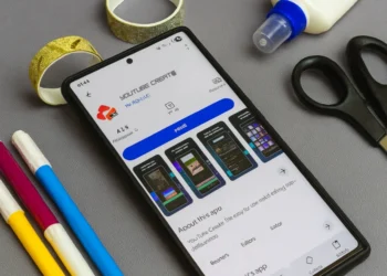 هاتف ذكي يعرض صفحة تطبيق YouTube Create في متجر جوجل بلاي